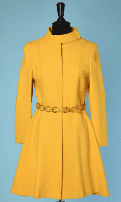 Manteau 1970 en lainage jaune et ceinture assortie