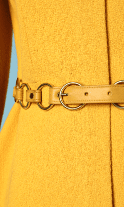 Alternative view of Manteau 1970 en lainage jaune et ceinture assortie