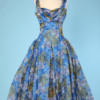 Robe 1950 en voile de nylon bleu imprimé de bouquets de fleurs