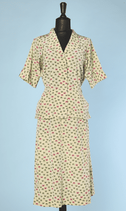 Tailleur 1950 en rayonne jaune imprimé de papillons roses et verts