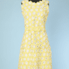 Robe 1960 en raphia crocheté jaune et blanc