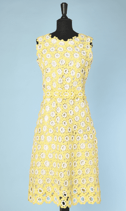Robe 1960 en raphia crocheté jaune et blanc