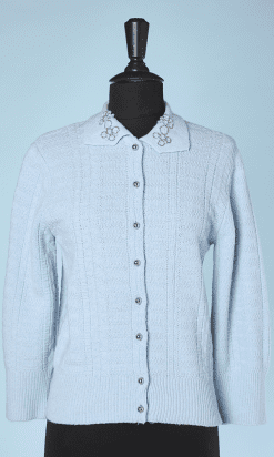 Gilet 1950 en laine bleu ciel brodé de perles sur le col