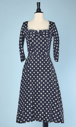 Robe 1950 en soie marine à pois blancs