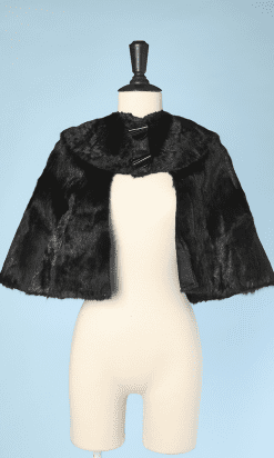 Cape 1930 en fourrure et boutons en bakélite