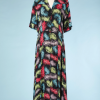 nA4936-Robe-longue-1940-en-rayonne-noire-imprimée-de-plumes-roses-mauve-bleues-vertes-t42-01
