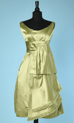 Robe 1950 de cocktail en satin vert à large ceinture plissée