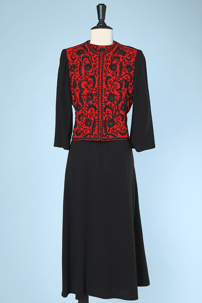 Tailleur robe et veste 1940 en crêpe noir et rouge brodé