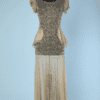 Longue robe 1930 en dentelle de soie beige