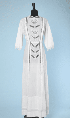 Robe longue 1900 en coton blanc incrustée de motifs en Irlande