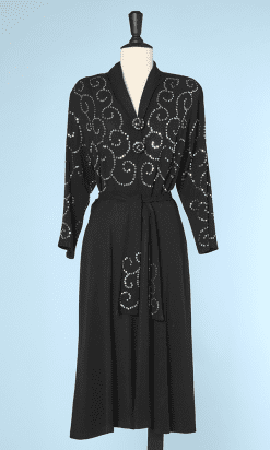 Robe  1940 en crêpe noir et clous argentés