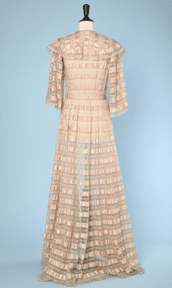 Déshabillé circa 1900 en soie rose et dentelle