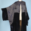 Manteau 1920-1925 en velours de soie bleu nuit et satin broché or