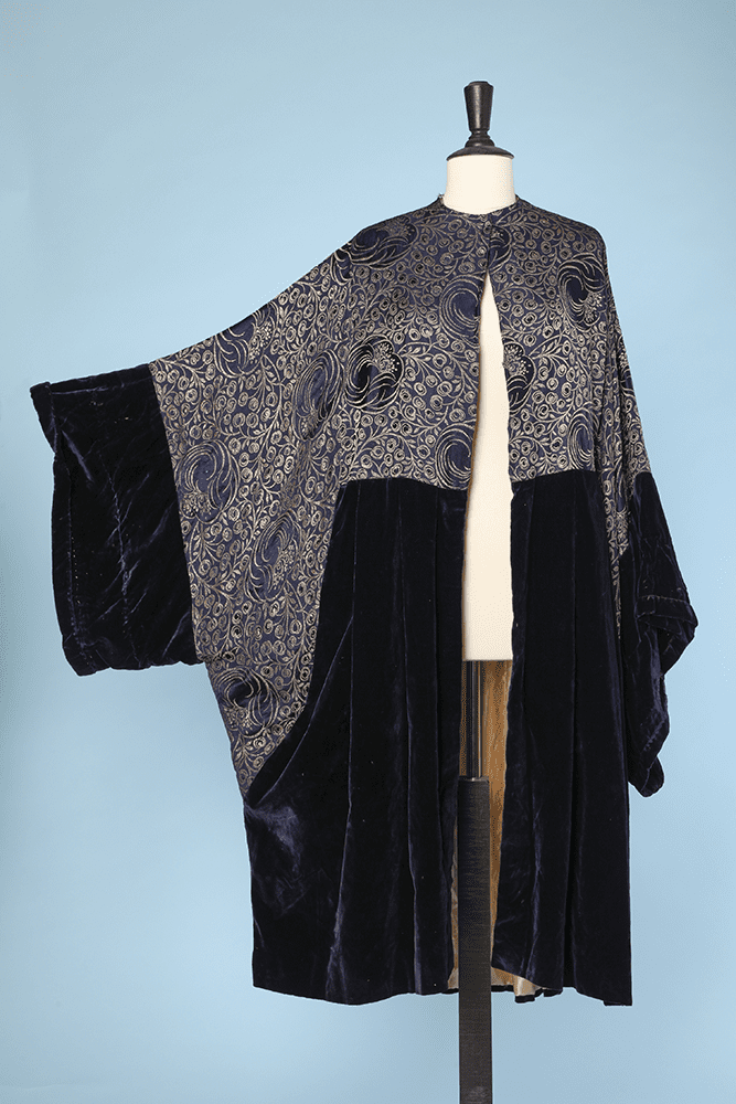 Manteau 1920-1925 en velours de soie bleu nuit et satin broché or