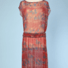 Robe 1920-25 en mousseline rouge imprimée et brodée de perles