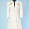 Manteau 1940 en crépon de coton blanc et broderies couleurs