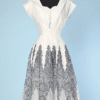 Robe 1950 en coton blanc et organdi brodé bleu