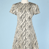 Robe 1960-70en satin lamé or argent fond gris jacquard de volutes