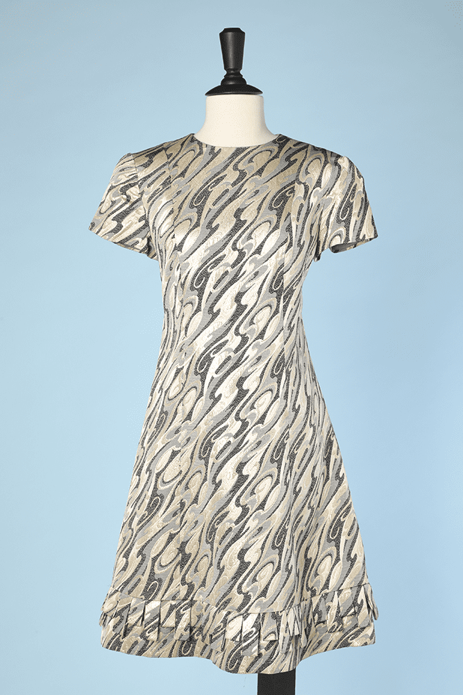Robe 1960-70en satin lamé or argent fond gris jacquard de volutes