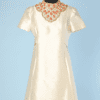 Robe 1960 de cocktail en soie écrue avec plastron brodé de perles
