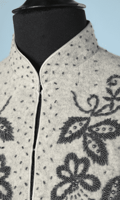 Alternative view of Gilet 1950 en laine grise brodé de perles grises irisées et grises nacrées