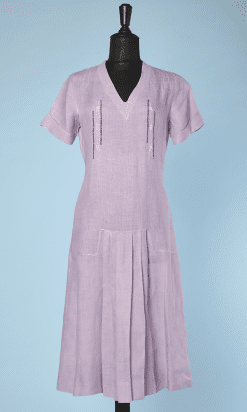 Robe 1925 en lin mauve brodée et jours échelle