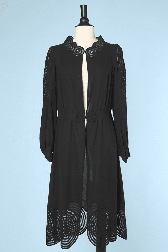 Manteau 1930 en crêpe georgette noir et broderies escargot