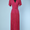 Robe longue 1940 en crêpe fuchsia cousue de longue franges sur les hanches