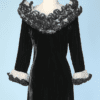 Robe 1980 en velours de soie noir, volants blancs et dentelles