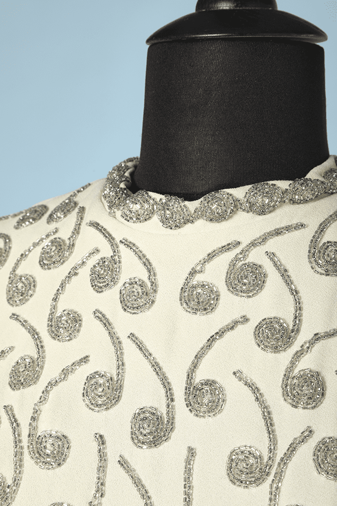 Robe 1960 de cocktail en crêpe jaune pâle brodée de notes de musique – Image 2