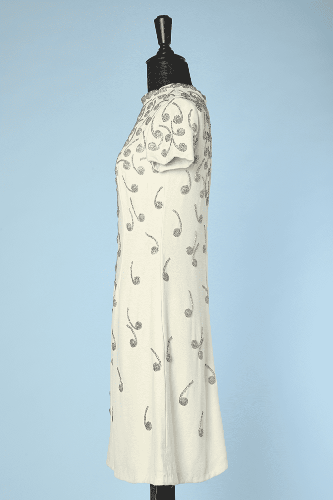 Robe 1960 de cocktail en crêpe jaune pâle brodée de notes de musique – Image 4