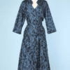 Tailleur jupe et veste 1950 en satin de soie bleu nuit et bleu