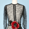 Chemisier 1930 en dentelle noire avec fleur