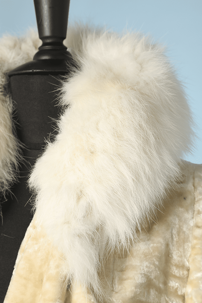 Manteau long 1930 en velours de soie ivoire et fourrure – Image 2