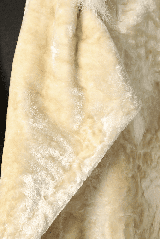 Manteau long 1930 en velours de soie ivoire et fourrure – Image 3