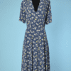Robe 1940 en crêpe bleu gris imprimé de fleurs et volutes