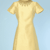 Robe 1960 de cocktail en soie jaune brodée de perles or