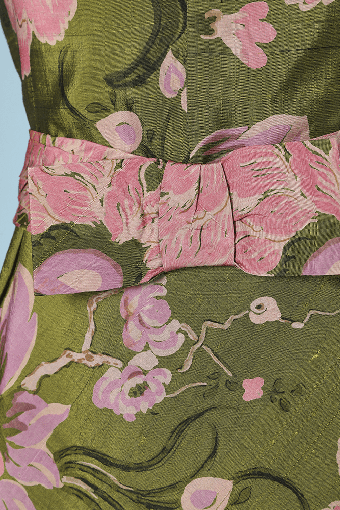 Tailleur jupe et veste 1950 en soie verte imprimé de fleurs roses – Image 3
