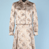 Tailleur robe et veste 1960 en satin gaufré argent rose et cuivre