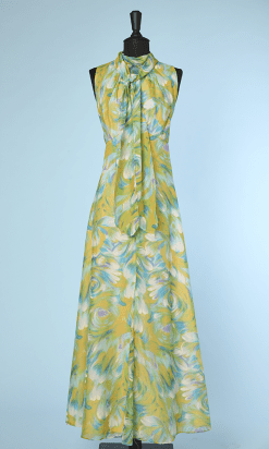 Robe longue 1970 en voile jaune imprimé de volutes