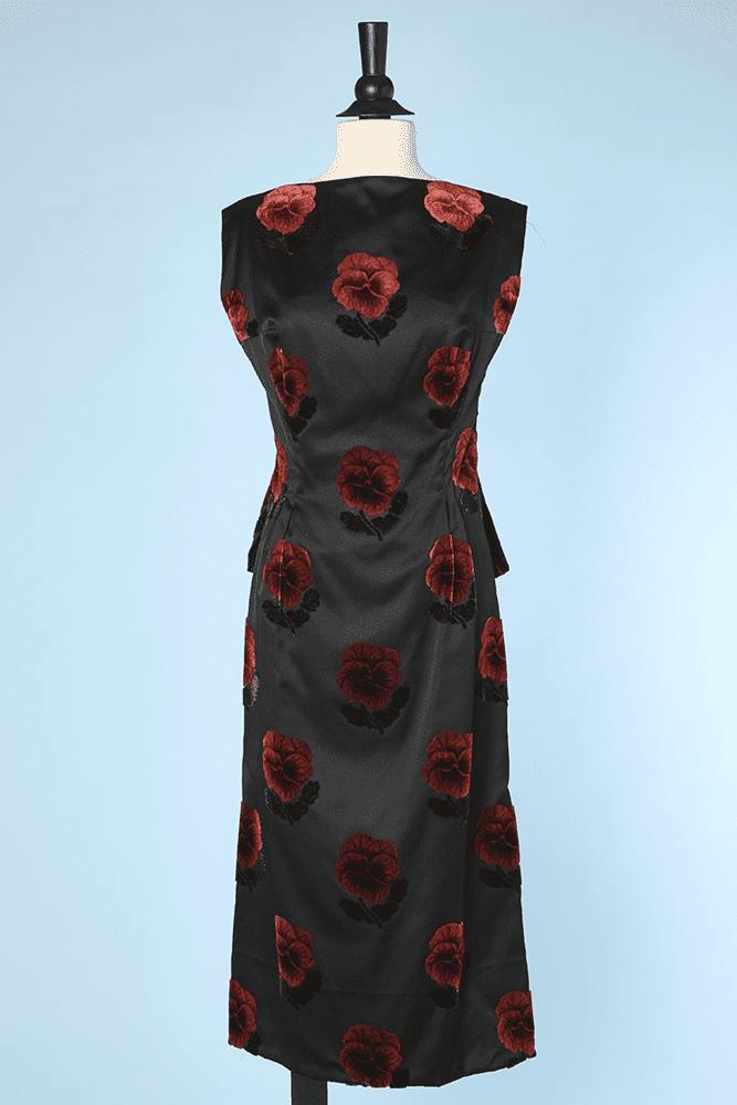 Robe 1960 en satin de soie noire et fleurs en velours dévoré