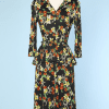 Robe 1940 en jersey noir imprimé de fleurs jaunes et oranges
