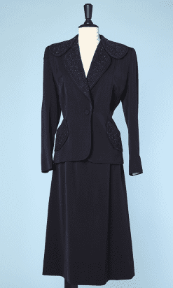 Tailleur 1940 en lainage marine col et poches perlés