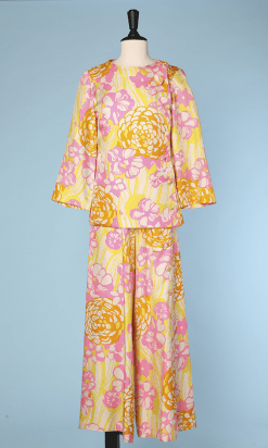 Tailleur pantalon 1970 en soie blanc imprimé rose jaune et orange