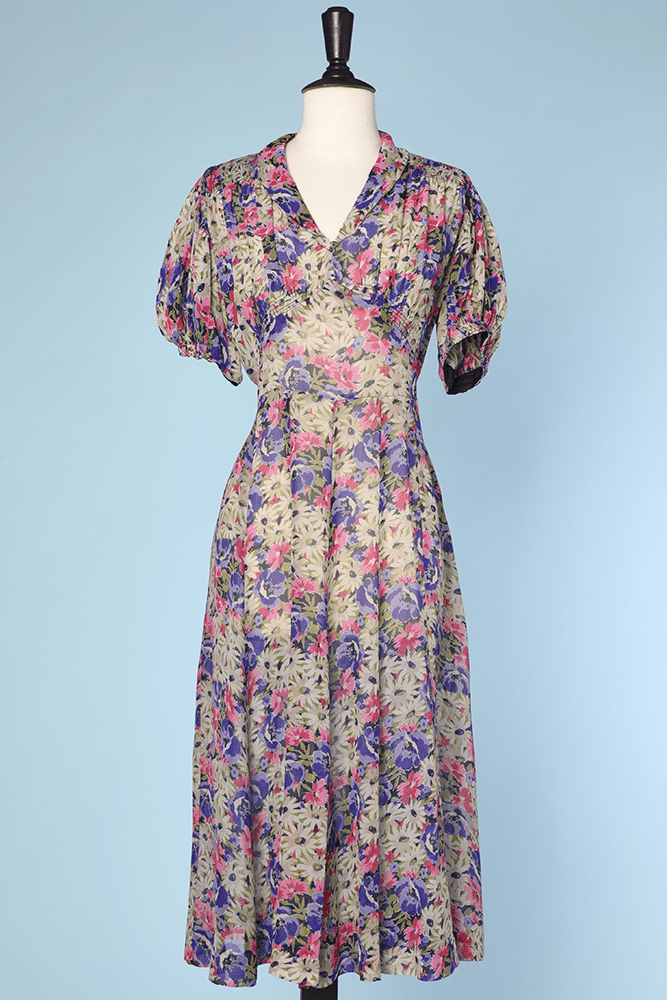 Robe 1930 en mousseline imprimée de fleurs roses mauves et violettes