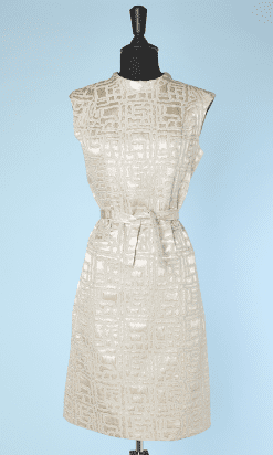 Robe de cocktail 1960 en satin beige gaufré lamé argent