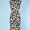 Robe 1960 en satin blanc à pois noirs