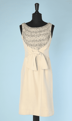 Robe 1960 de cocktail en soie ivoire brodée de perles et strass