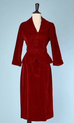 Tailleur 1950 en velours rouge broderie matelassée