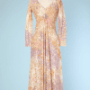Robe longue 1970 en soie rose orange mauve et pois or